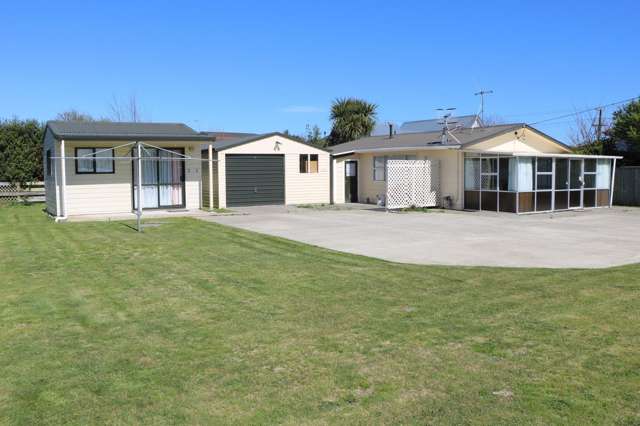 1 BEDROOMS + SLEEPOUT - FOXTON