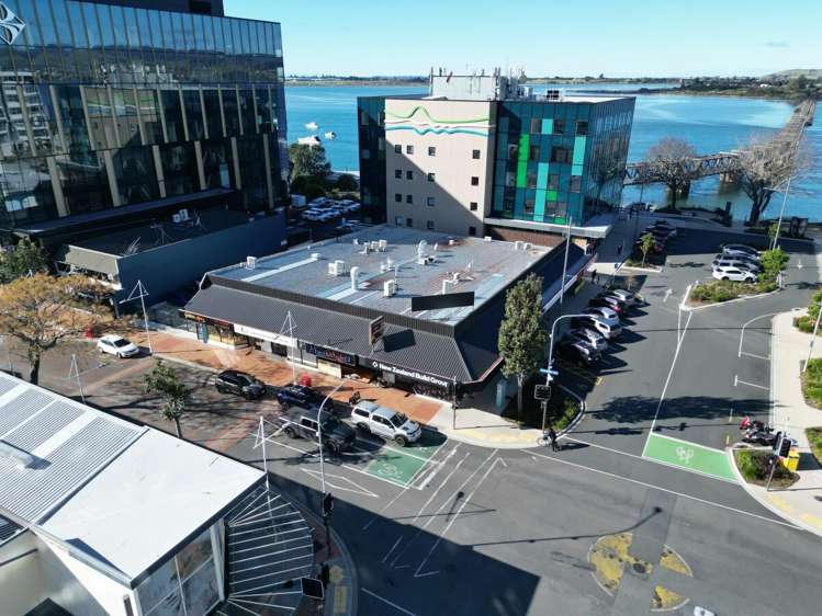 Shop 4, 110 Devonport Road City Centre_1