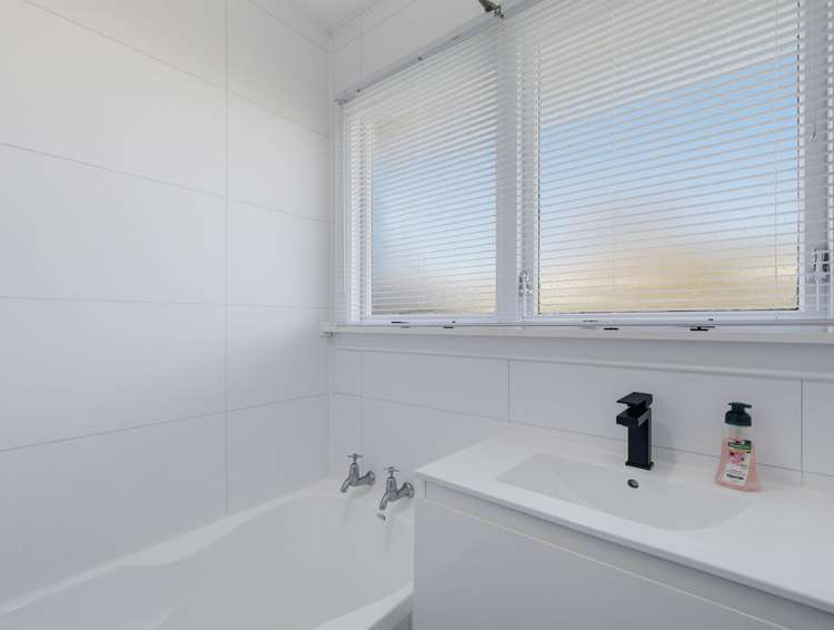 2/7 Curletts Road Sockburn_13