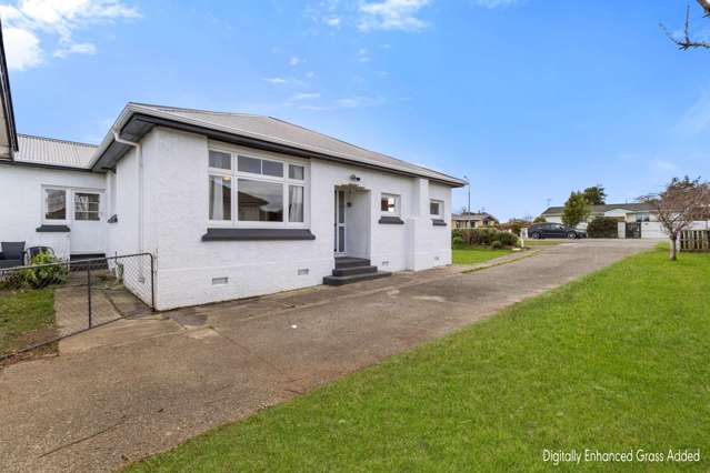 Spacious four bedrooms, Refreshed, 1012m2 section!