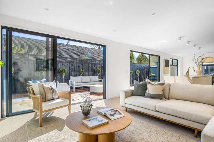 2/17 Hewitts Road Merivale_5