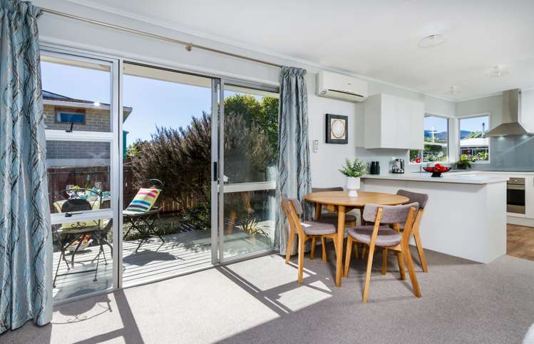 2/11 Exeter Street Stoke_6