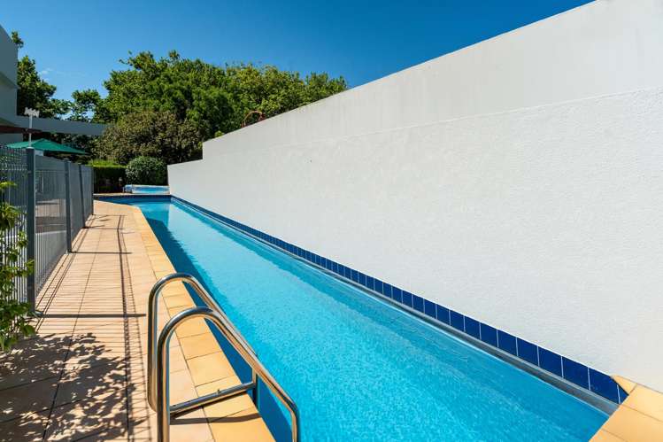 4F/220 Victoria Street West_2