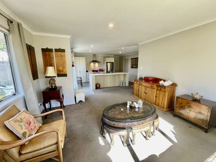 2 Barossa Way Brookfield_4