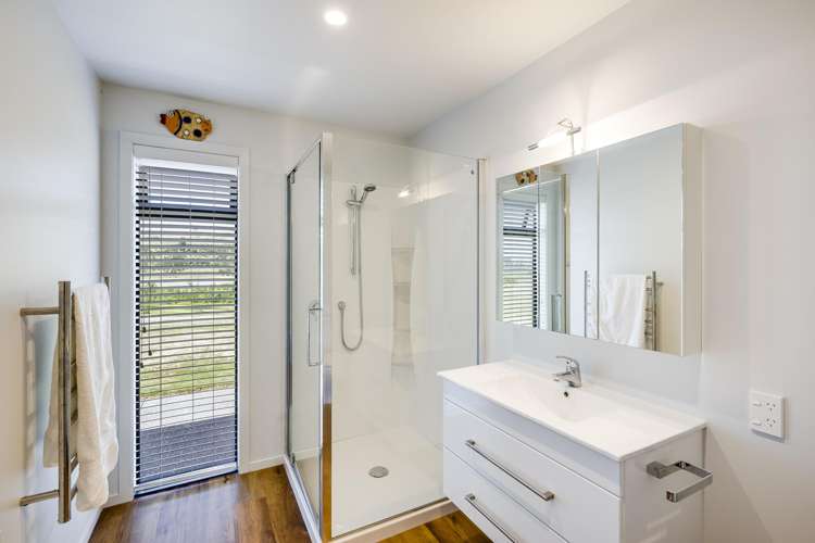 8 Riverview Drive Otane_17