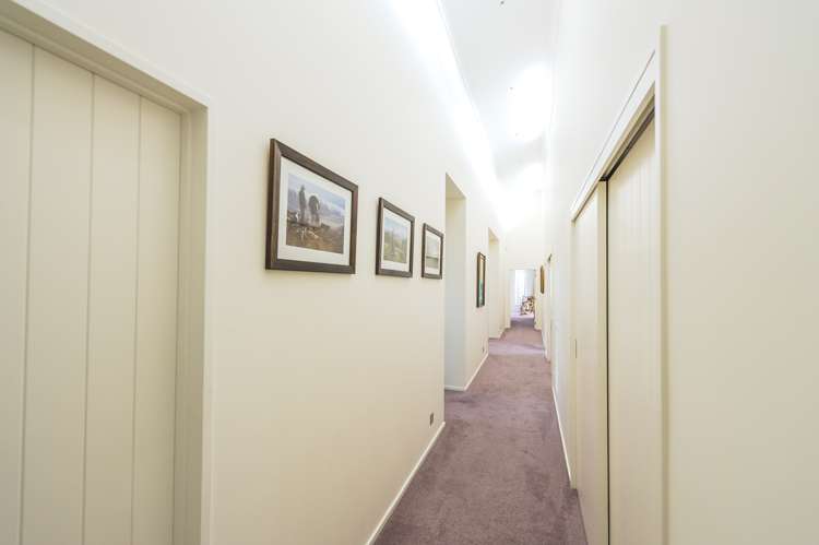 13 Lithgow Drive Otamatea_21