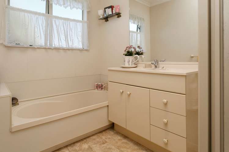 2/125 Tamamutu Street Taupo_13