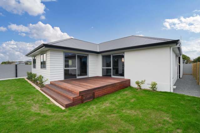 COMPLETELY RENOVATED GEM IN GLADSTONE!