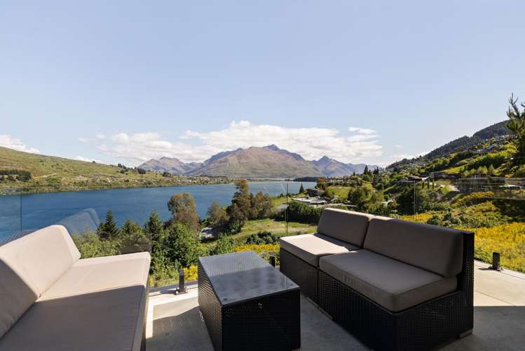 16 Highlands Close Queenstown Hill_10