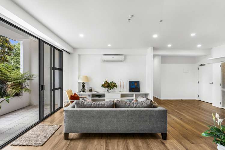 1F/220 Victoria Street West_2