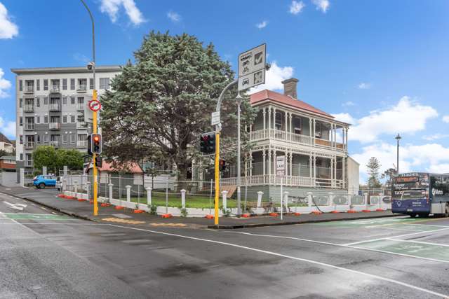 Character villa on prominent corner site