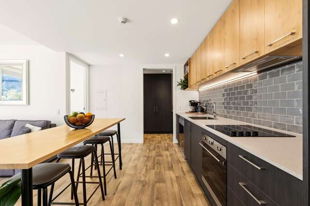 Sunny Two Bedroom Apartment – Walk to Town