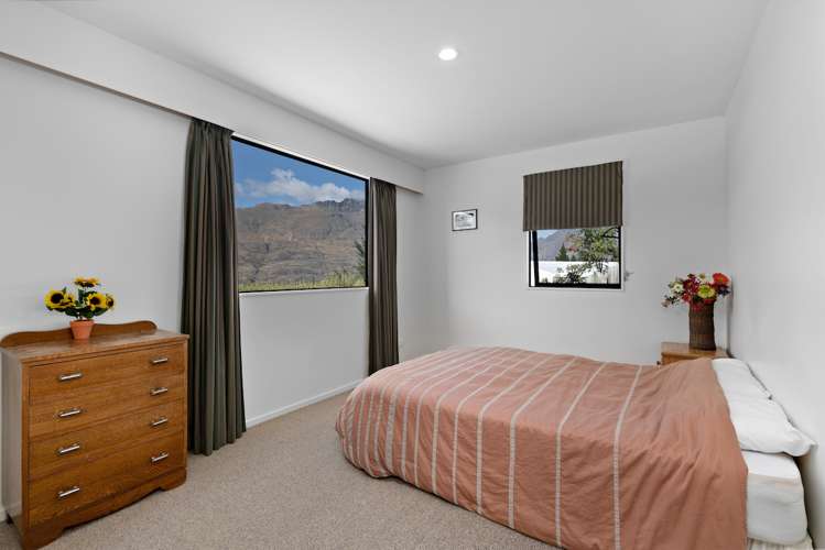 19b Arawata Terrace Fernhill/Sunshine Bay_12