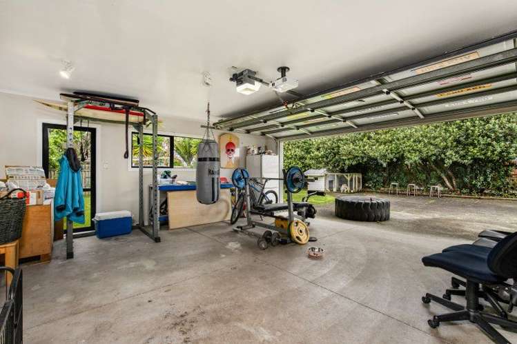 16 Montmere Avenue Te Atatu Peninsula_11