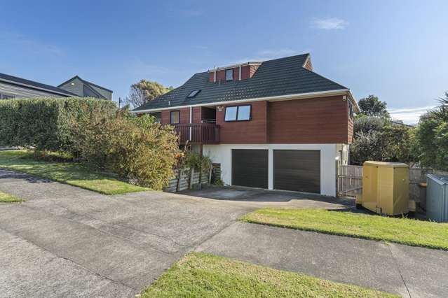 Views & privacy right by the beach!