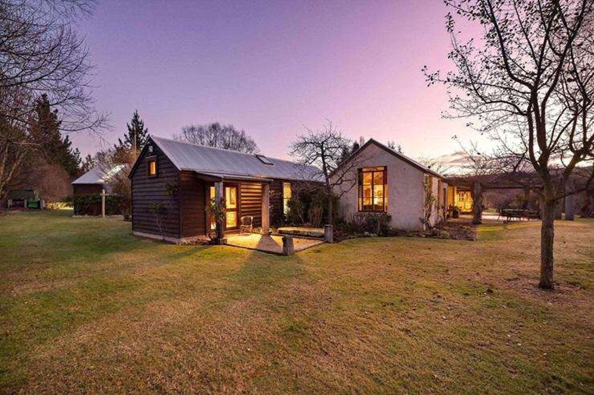 Acclaimed artist's Queenstown retreat sells, price blows away the RV