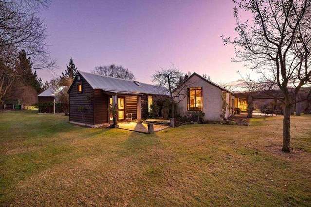 Acclaimed artist's Queenstown retreat sells, price blows away the RV