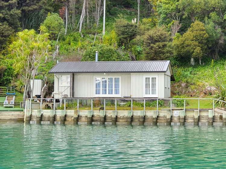 219-222/DP7675 Bon Accord Harbour Kawau Island_4