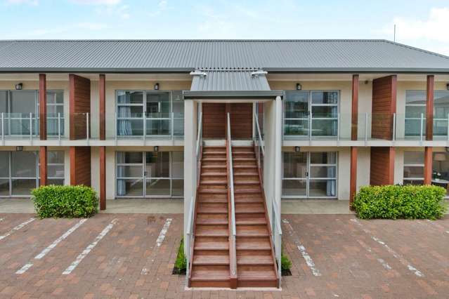 FURNISHED LUXURY LIVING - CLOSE TO BEAUTIFUL O...