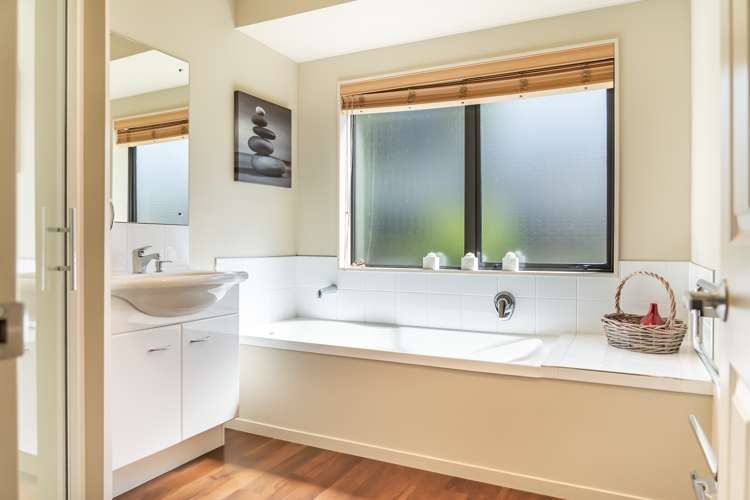 4 Aragon Grove Kingsley Heights_18