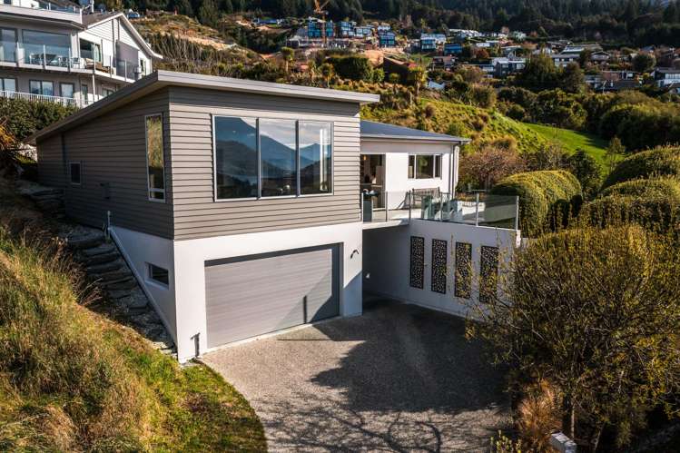 9 Matakauri Place Fernhill/Sunshine Bay_5