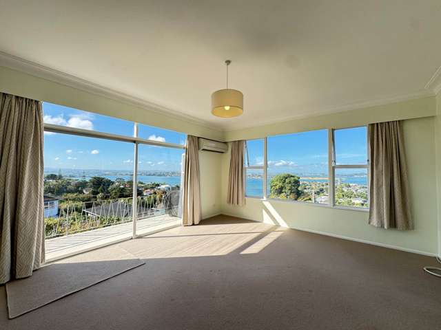 3 Bedrooms with Glorious Harbour View in Hills...