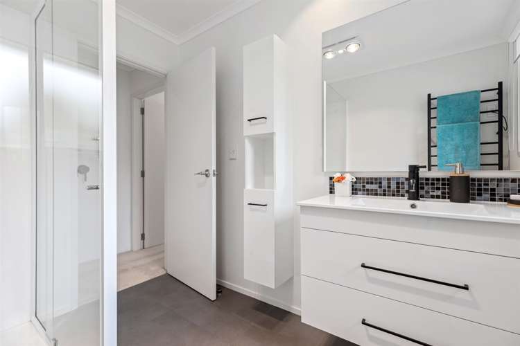 6 Barossa Way Brookfield_16