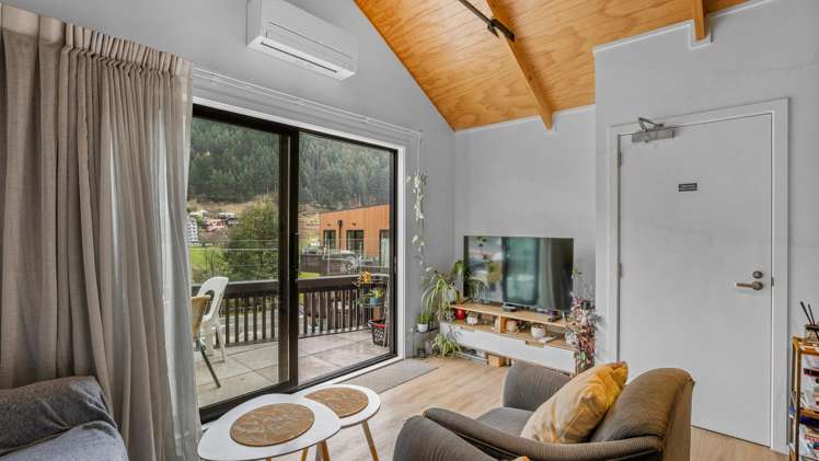 26a/135 Hallenstein Street Queenstown_4