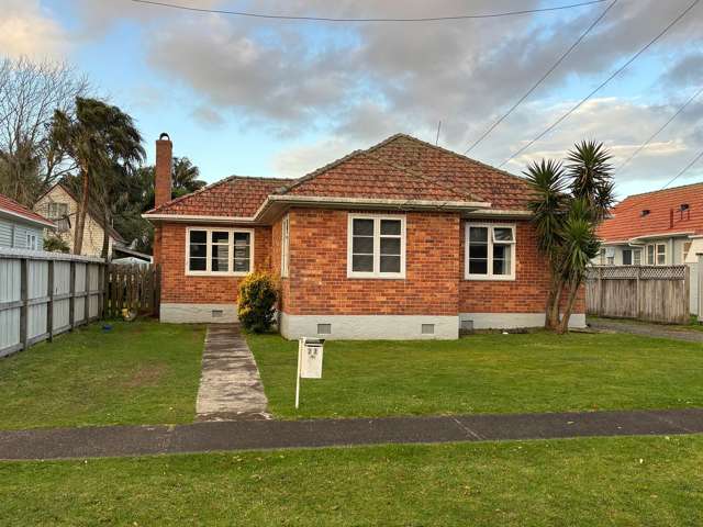 Charming 2BR Home w/ Garden & Deck!