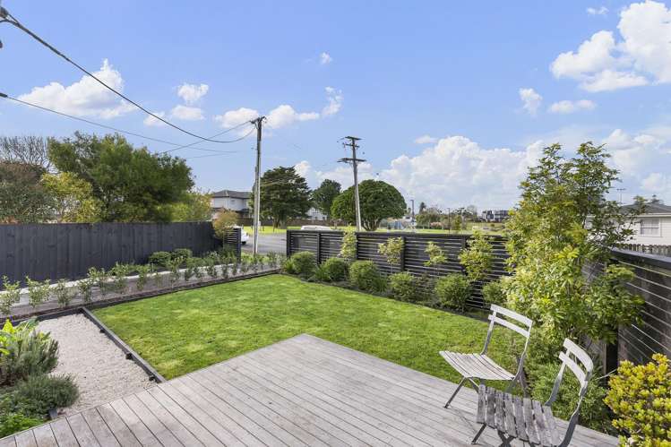 27 Kirrie Avenue Te Atatu South_21