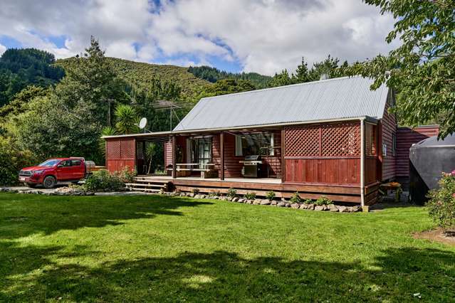 1296 Coast Road Wainuiomata Coast_4