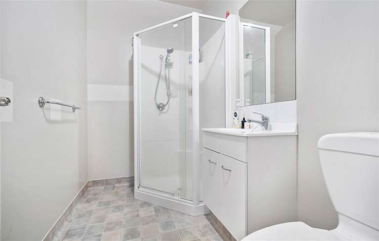 10/10 Collins Street Addington_9