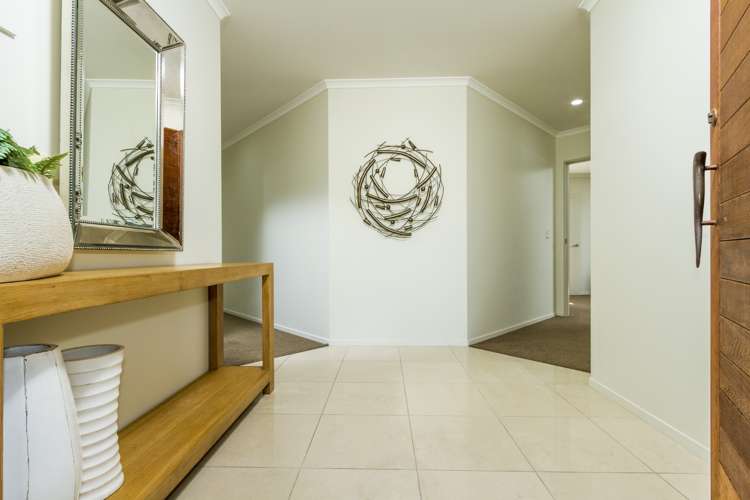 8 Oscar Road Greenhithe_11