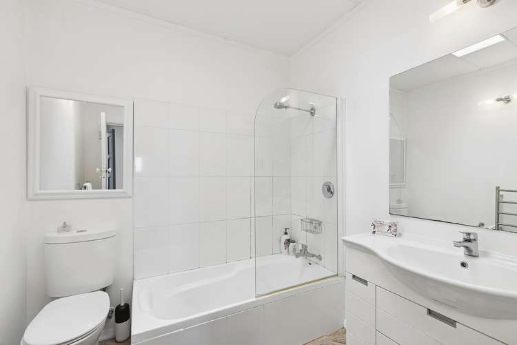 31 Kiriwai Road Paremata_16