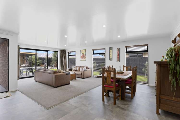180 Faringdon Boulevard Rolleston_2