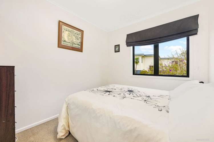 9a Piccadilly Circus Snells Beach_14