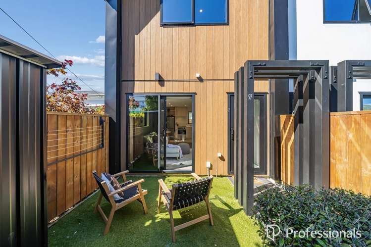 2/97 Whites Line East Waiwhetu_15