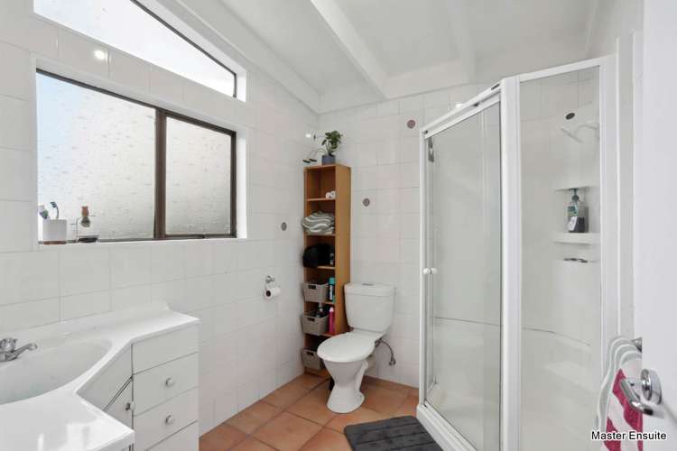 33 Quinns Road Waiatarua_21