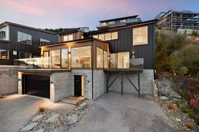 Luxury on Queenstown Hill with massive lake views