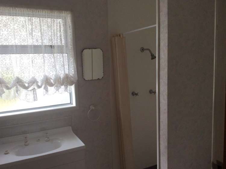 8 Eaton Crescent Otamatea_10