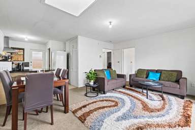 2/76 Kenderdine Road_2