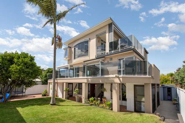 A Concrete Clad Coastal Haven