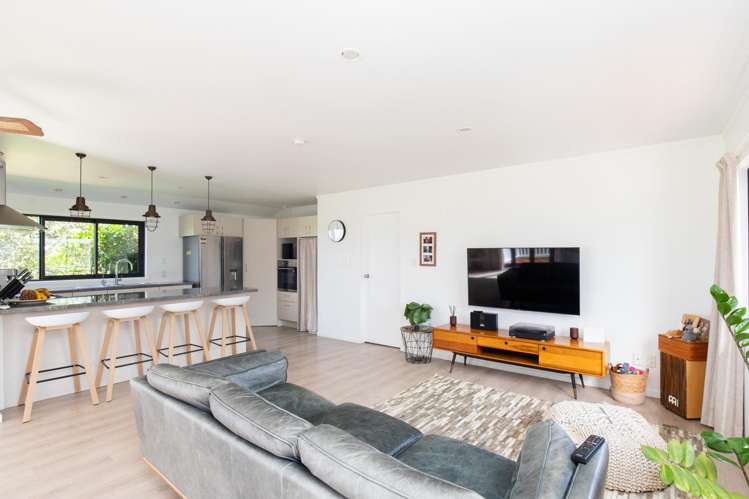 230 Central Road North Waitakaruru_7