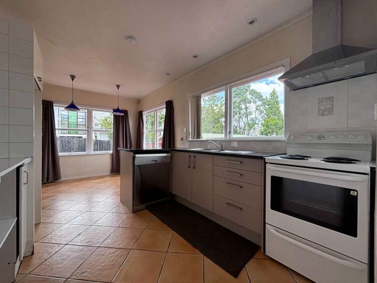 1/8 Quiet Street Te Atatu South_3