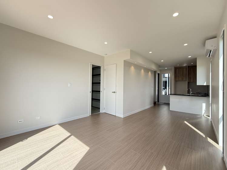 2/21 Akoranga Drive Northcote_3