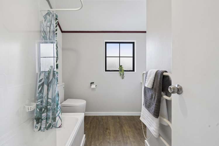 16B Parsons Glen Karori_15