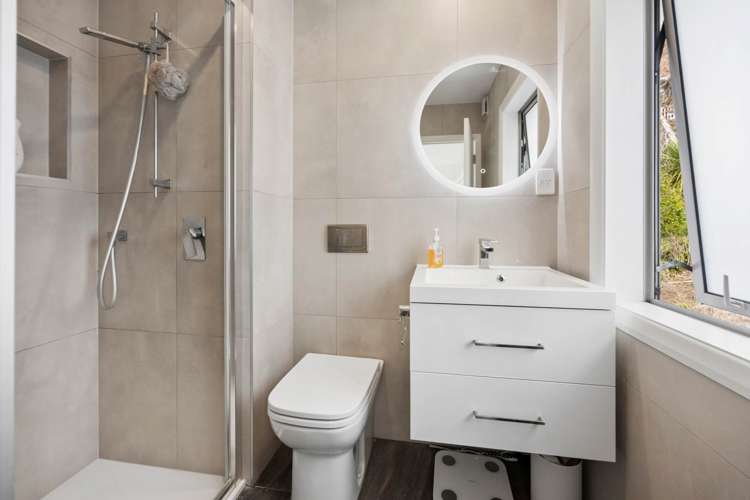 1/4 James Scott Place Te Atatu South_13