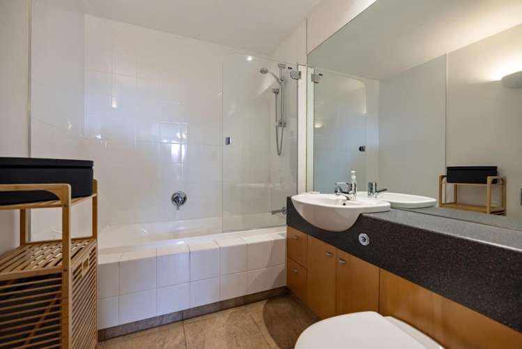 2/23 Adelaide Street Town Centre_8