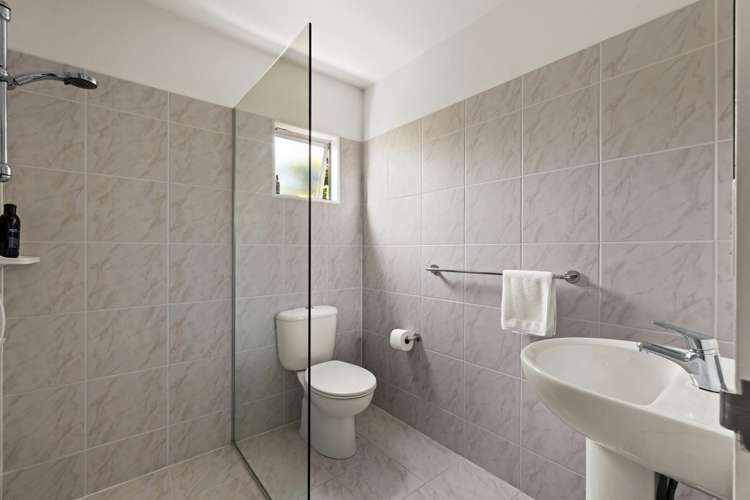 2 Queens Walk Taradale_15