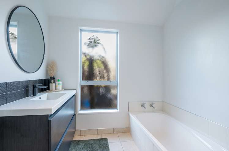 40 Starveall Street Brightwater_19